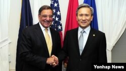 지난 6월 미국 국방부 청사에서 회담한 리언 파네타 미 국방장관(왼쪽)과 김관진 한국 국방장관.