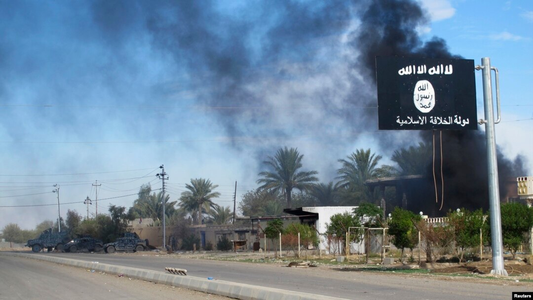 지난 2014년 11월 이라크 바그다그 북부에서 이라크 정부군과 ISIL 세력간 교전이 발생한 가운데, ISIL 깃발이 날리고 있다. (자료사진) 