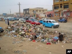 Via da Cuca, Luanda, em Julho de 2011