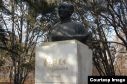 北京大学校园内老校长蔡元培之像。蔡元培提倡学术自由、教育自由、思想自由，而今北京大学被认为大反其道（美国之音拍摄）