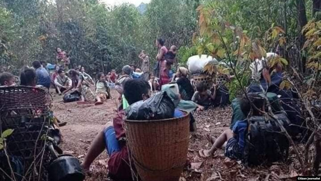 ကယားပြည်နယ် ဒီးမော့ဆိုမြို့နယ်က စစ်ဘေးရှောင် ဒုက္ခသည်များ။ (မှတ်တမ်းဓာတ်ပုံ)