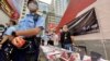 香港支联会街站派蜡烛坚持悼念六四 吁市民两手准备烛光遍地开花