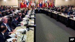 美国国防部长卡特（中上）在首都华盛顿郊外的马里兰州安德鲁联合基地主持抗击伊斯兰国全球联盟会议。（2016年7月20日）