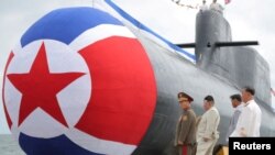 북한이 지난 6일 함경남도 신포조선소에서 김정은(왼쪽 두번째) 국무위원장과 리병철 노동당 비서, 박정천 당 군정지도부장, 김덕훈 내각총리 등이 참석한 가운데 '김군옥영웅함' 진수식을 진행하고 있다. 조선중앙통신이 8일 공개한 장면.
