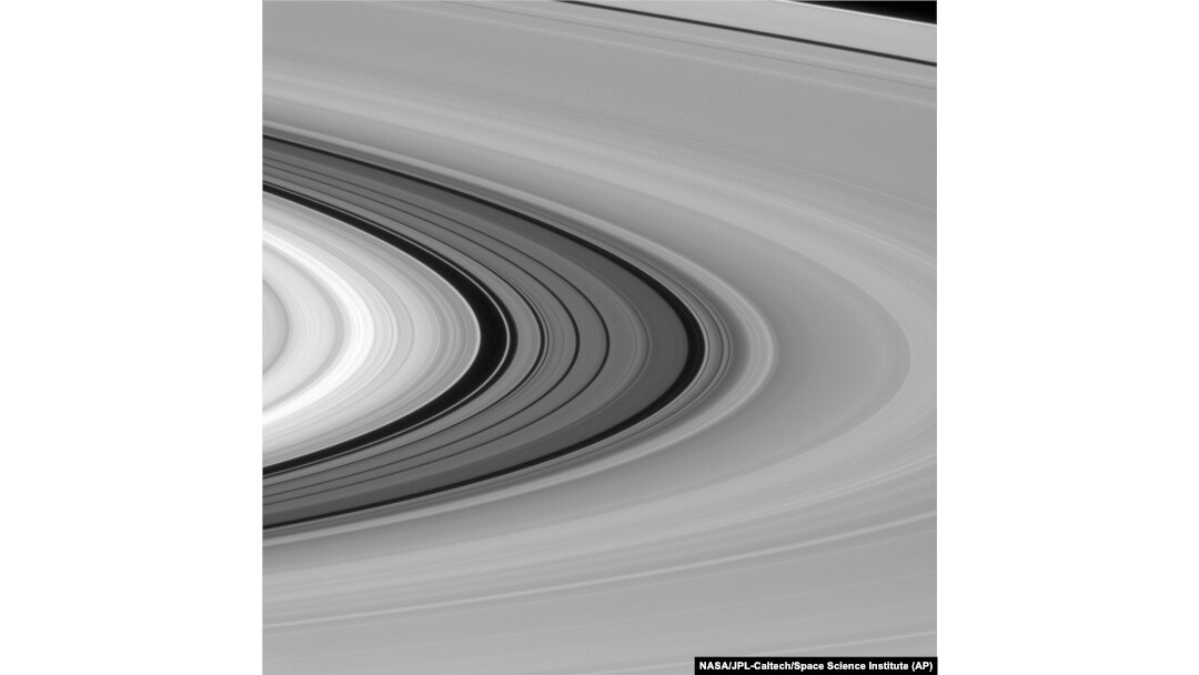 Cassini's Amazing Photos of Saturn, Rings & Moons