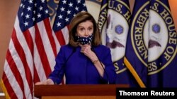 资料照片-众议院议长南希·佩洛西(Nancy Pelosi)在华盛顿国会山举行的新闻发布会上介绍了设立第25修正案委员会的立法。（2020年10月10日）