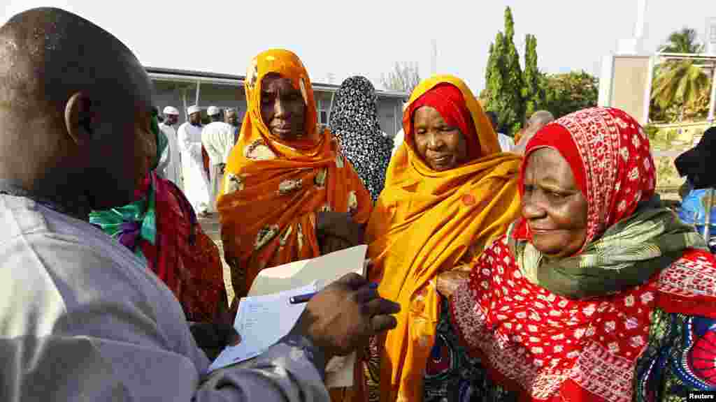 ‘Yan Najeriya da aka taso keyarsu daga Saudiya sun isa filin saukan jiragen sama dake Abuja ranar 25 ga watan Disamba na 2013.