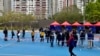 香港爆發Omicorn變種病毒社區感染，1月14日大批市民到銅鑼灣維多利亞公園流動檢測站，接受強制病毒檢測 (美國之音/湯惠芸)