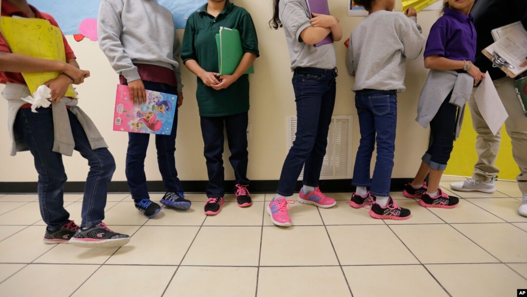 ARCHIVO - Adolescentes migrantes hacen fila para una clase en un centro para "edad tierna" para bebés, niños y adolescentes, en el Valle del Río Grande de Texas, en San Benito, Texas, el 29 de agosto de 2019.