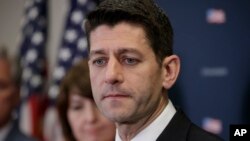 众议院议长瑞安星期二和共和党领导层成员开会后表示继续推动全面改革奥巴马医保。（2017年3月28日）