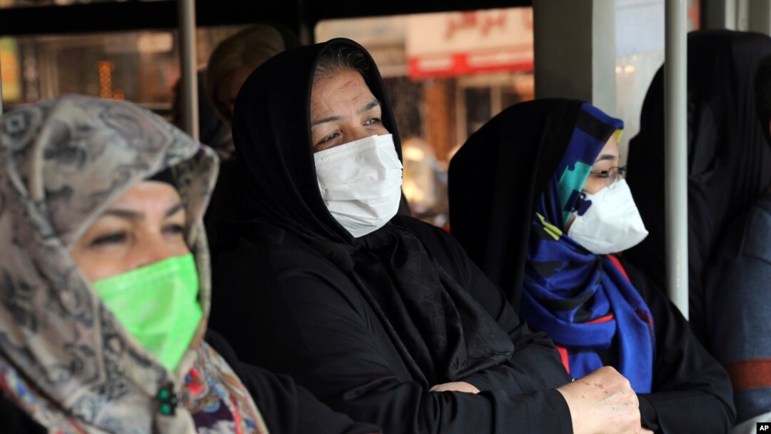 Mujeres iraníes usan mascarillas en una estación de autobuses en Teherán: Las autoridades informaron de ocho víctimas fatales del virus. En todo el mundo, autoridades buscan detener el avance del virus. (Foto AP)