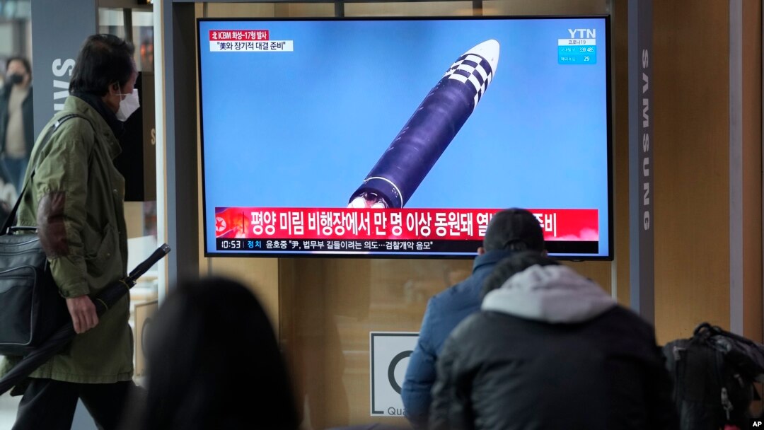 지난 2022년 3월 한국 서울역에 설치된 TV에서 북한 ICBM 발사 관련 보도가 나오고 있다.