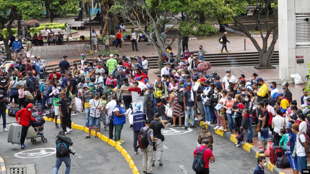 Venezolanos en corredor humanitario mientras esperaban a salir hacia su país desde Colombia. [Foto: Cortesía Alcaldía de Cali]