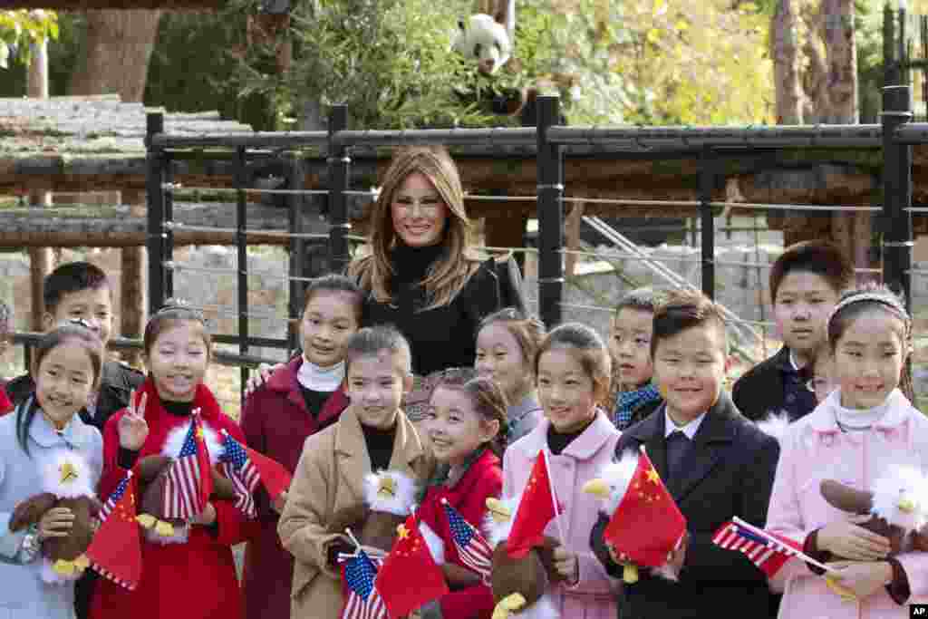 美国第一夫人梅拉尼娅&middot;特朗普参观北京动物园，把美国秃鹰玩具送给欢迎她的儿童（2017年11月10日）。