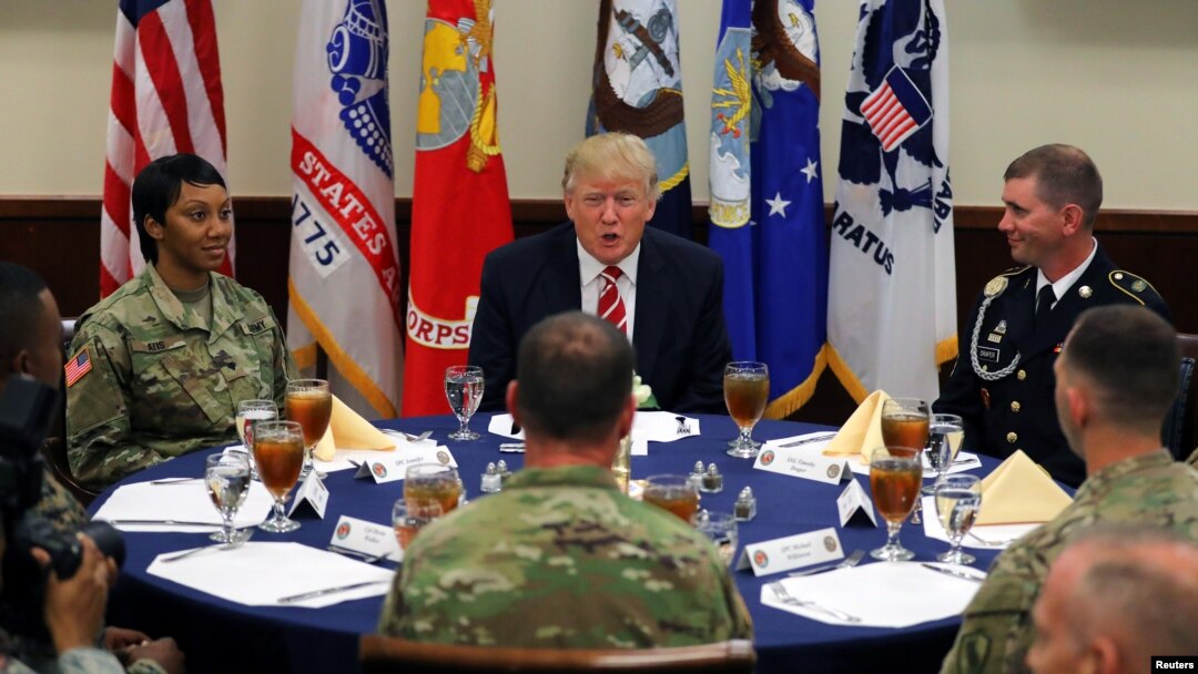 Donald Trump almuerza con miembros de las fuerzas armadas durante una visita a la sede del comando central y operaciones especiales de EE.UU.