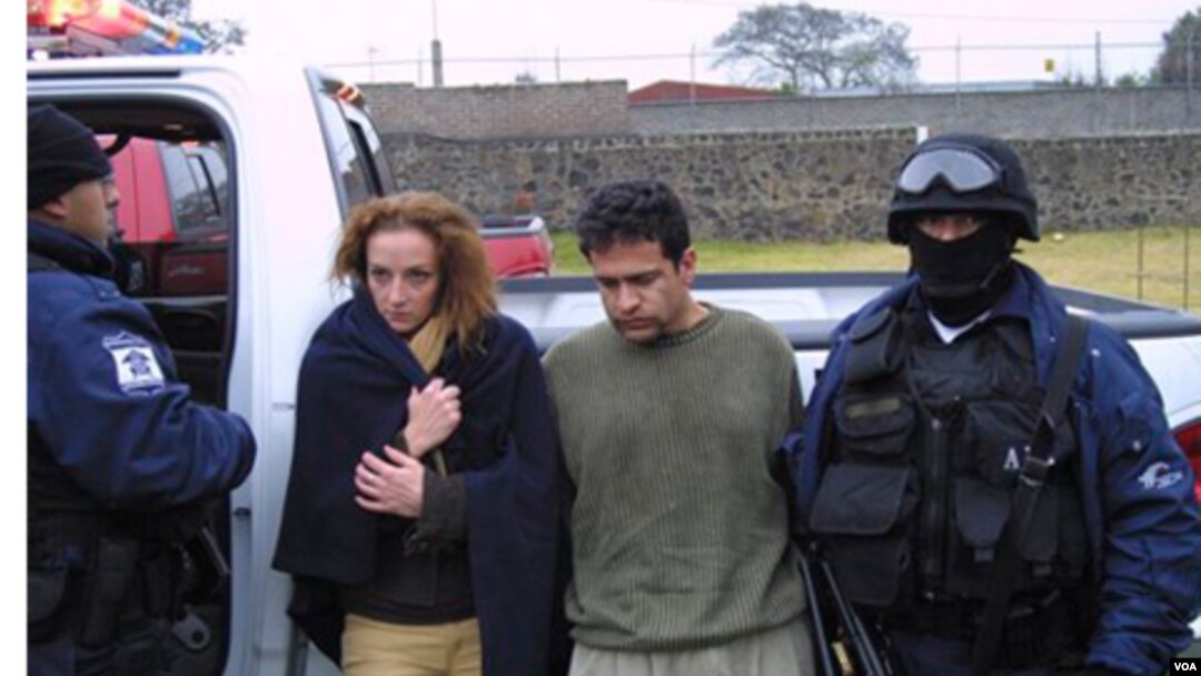 En la imagen de archivo Florence Cassez e Israel Vallarta cuando fueron presentados ante la prensa en 2009, tras du detención.