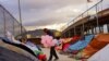 Jeahn Carlos Mayorga, un migrante de Venezuela, lleva globos para niños venezolanos en un campamento cerca del puente fronterizo internacional Paso del Norte, en Ciudad Juárez, México, el 24 de octubre de 2022. REUTERS/José Luis González.