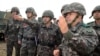 이순진 한국 합참의장(가운데)이 7일 오후 경기도 여주 남한강 육군30기계화보병사단 쌍방 기동훈련에 참석해 훈련 상황을 점검하고 있다. 