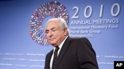 国际货币基金总裁在世界银行和IMF年会的记者会上