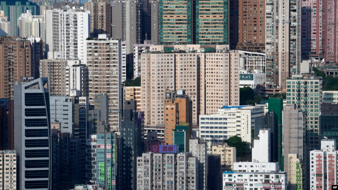 En esta foto del sábado 21 de septiembre de 2021, se ve una vista general de rascacielos y edificios residenciales de gran altura en Hong Kong.