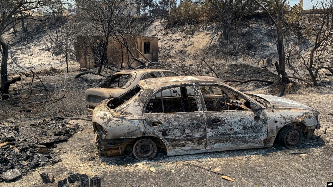 Autos calcinados por los incendios forestales en la isla griega de Rodas, en el mar Egeo, el 23 de julio de 2023.