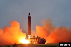 북한 관영 조선중앙통신이 '중장거리 전략탄도로케트 화성-10'(무수단 미사일)의 시험발사 사진을 공개했다.