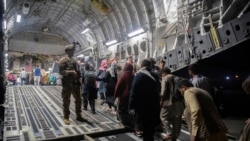 هنوز هم هزاران شهروند خارجی و همکاران افغان شان تلاش دارند تا افغانستان را ترک کنند