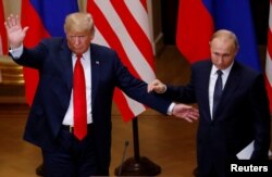 美国总统川普与俄罗斯总统普京在芬兰赫尔辛基举行联合记者会后互动。(2018年7月16日)