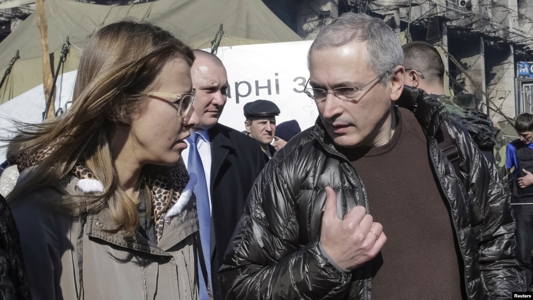 FILE - Former Russian oil tycoon Mikhail Khodorkovsky (R) and Russian opposition activist Ksenia Sobchak visit Independence Square in Kiev, March 9, 2014.