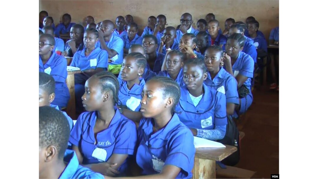 This classroom in a government school in Yaounde is congested with students who fled from northwest and southwest Cameroon. June 10, 2018. (M. Kindzeka/VOA)