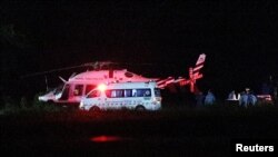 載著獲救被困岩洞少年的直升機飛抵一家軍方醫院