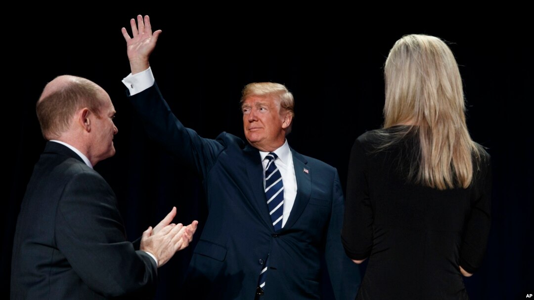 El presidente Donald Trump saluda a su arribo al Desayuno Nacional de Oración en Washington, el jueves, 8 de febrero de 2018.