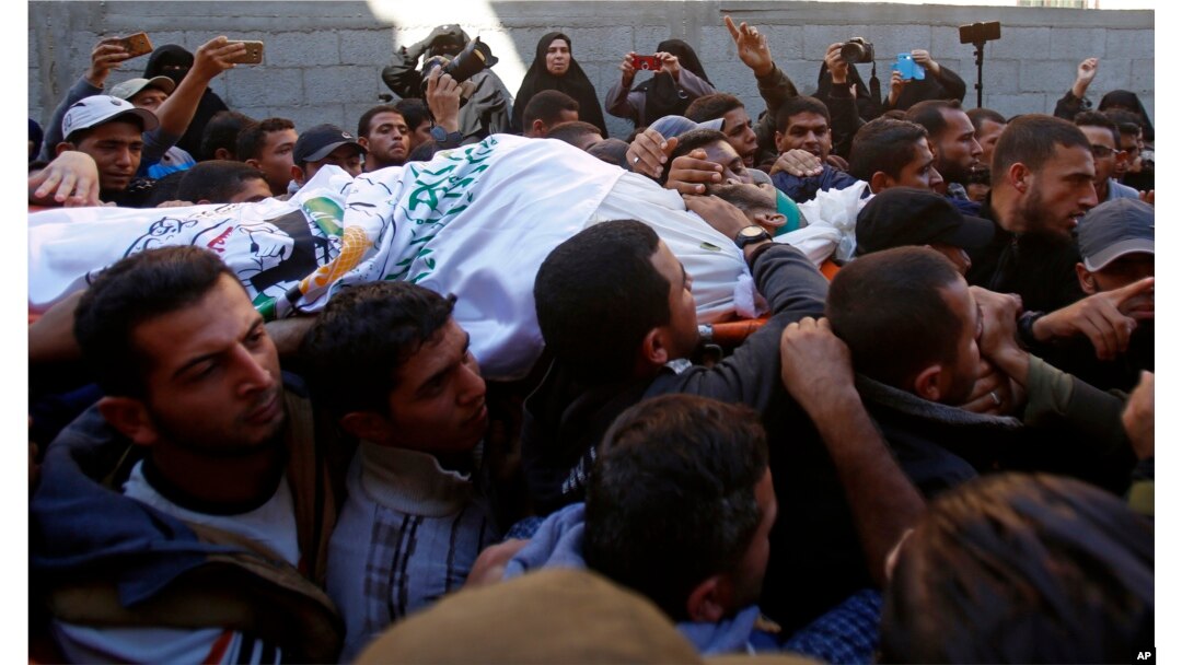 Los dolientes enterraron el lunes a siete milicianos palestinos que murieron en una invasión israelí.