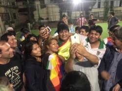 El expresidente boliviano Evo Morales en un partido de fútbol de Club Montañés, en Buenos Aires, Argentina el 15 de diciembre de 2019. Foto Karen Carrillo.
