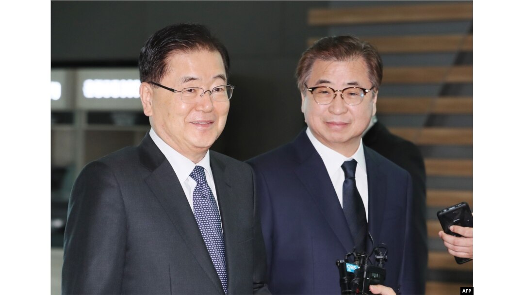 문재인 한국 대통령 특사로 북한을 방문한 정의용 청와대 국가안보실장(왼쪽)과 서훈 국정원장이 8일 인천국제공항에서 미국 워싱턴으로 출발하고 있다.