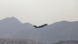 一架美國軍機從哈米德·卡爾扎伊國際機場起飛。(2021年8月30日)