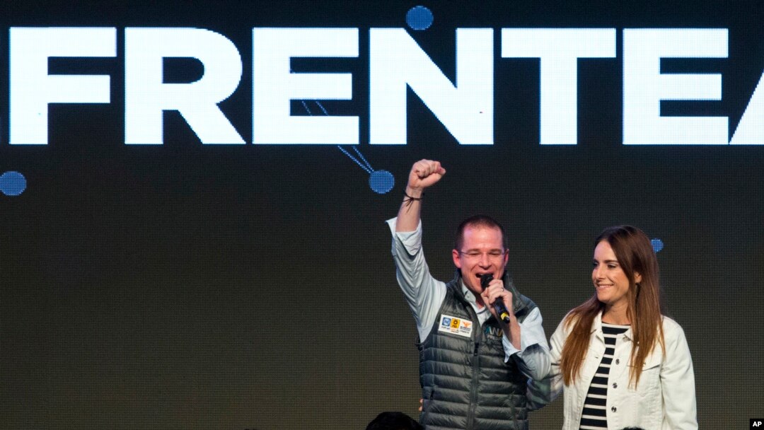 El candidato presidencial Ricardo Anaya, de una coalición de derecha e izquierda, junto a su esposa Carolina Martínez, en el lanzamiento de su campaña para presidente del país el viernes, 30 de marzo, de 2018, en ciudad de México.