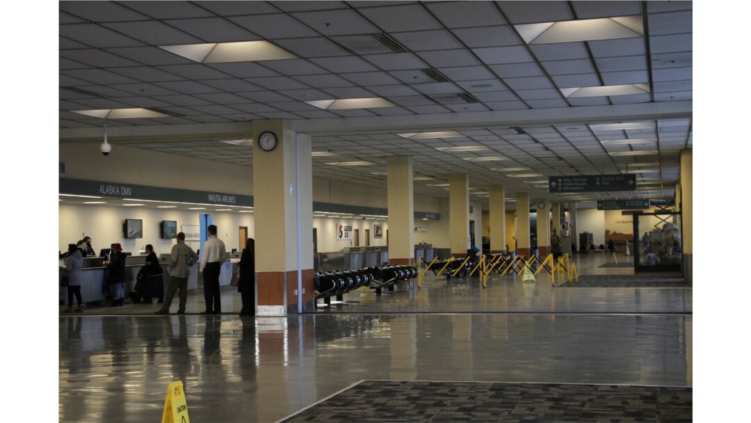 El martes 28 de enero de 2020 luce casi vacío el lobby de la Terminal Norte del Aeropuerto Internacional Ted Stevens Anchorage en Anchorage, Alaska, mientras se esperaba que aterrizara un avión que evacua a ciudadanos estadounidenses de Wuhan, China, tras brote del coronavirus.