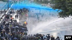 警方在香港政府总部附近对要求民主的示威者动用水炮。(2019年9月15日)