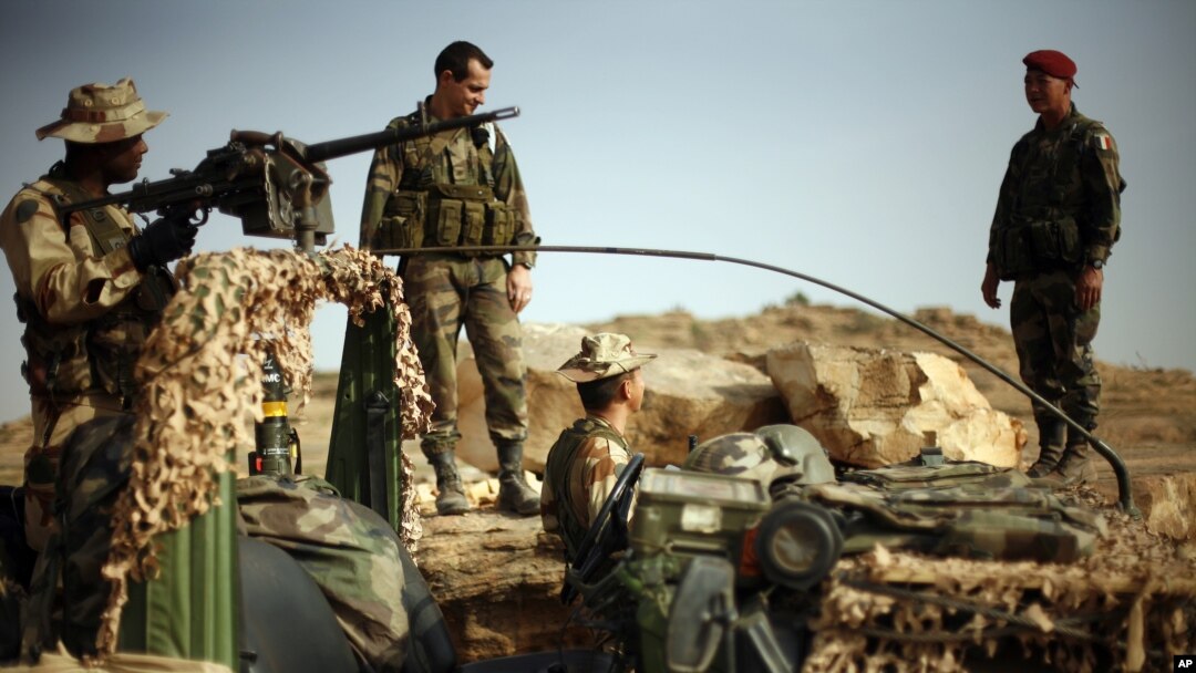 French soldiers man an observation post outside Sevare, some 620 kms (400 miles) north of Mali's capital Bamako Jan. 24, 2013.