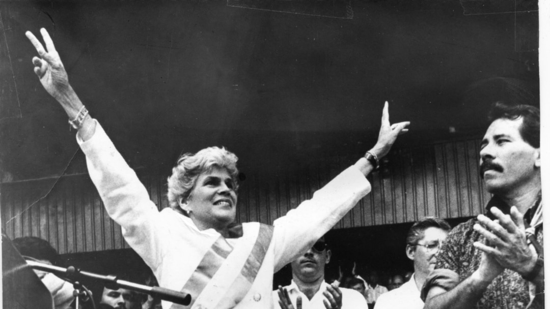 Violeta Chamorro saluda a su pueblo con su banda presidencial acompañada de Daniel Ortega el 26 de abril 1990. Foto de archivo de La Prensa de Nicaragua.
