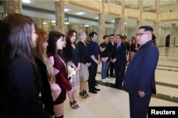 지난 1일 김정은 국무위원장이 평양 동평양대극장에서 '봄이 온다'라는 주제로 열린 '남북평화협력기원 남측예술단 평양공연'을 관람한 후 한국 가수들과 만나고 있다.