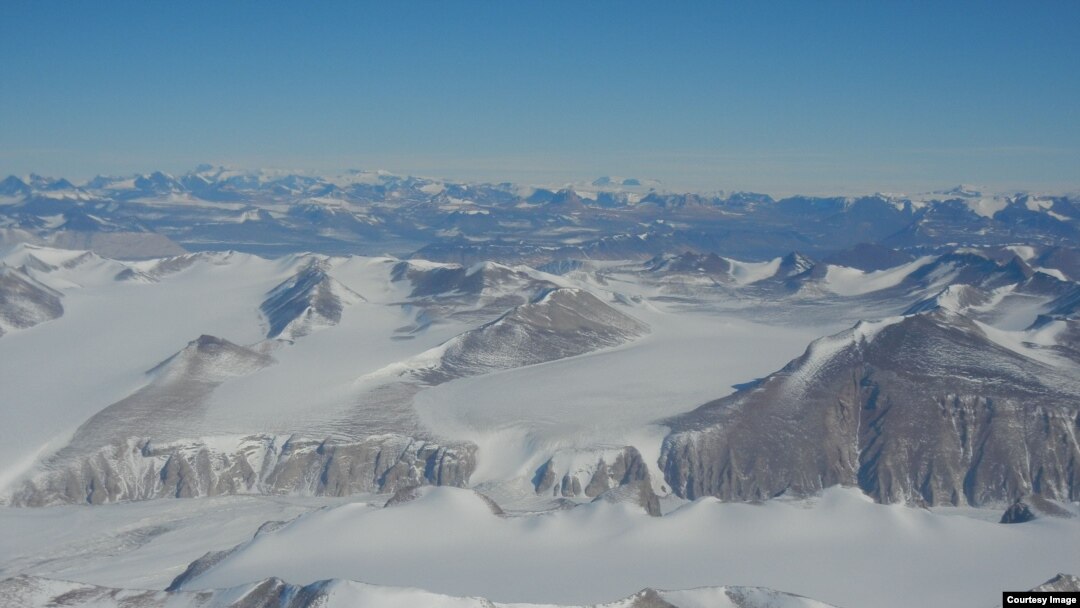 Las estaciones sísmicas fueron instaladas en la cadena montañosa Transantárctica. (Foto: Samantha Hansen)