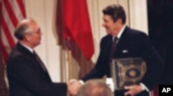 Gorbachev recebido por Ronald Reagan na Casa Branca, em Dezembro de 1987