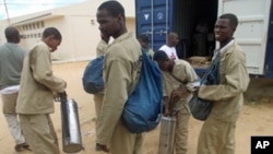 Agentes de pulverização em campanha contra a malária, em Moçambique
