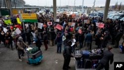Organizaciones en defensa de los inmigrantes informan de más de un centenar de detenidos en diversas redadas solo en el sur de California, una de las zonas con mayor presencia de inmigrantes latinoamericanos del país.