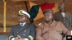O general António Indjai (dir.) depôs e substituiu o então CEMGFA guineense, almirante Zamora Induta (esq.) em Abril de 2010 (foto de arquivo)
