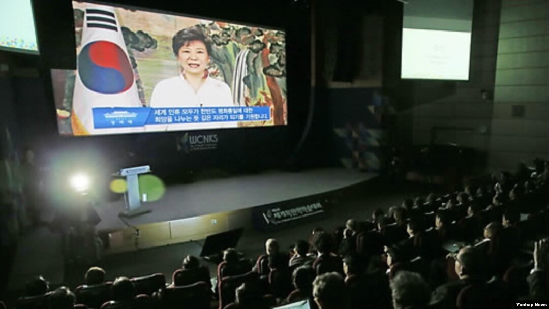 28일 서울 연세대 은명대강당에서 개막한 '제1회 세계 북한학 학술대회'에서 박근혜 대통령의 축하 메시지가 상영되고 있다. 