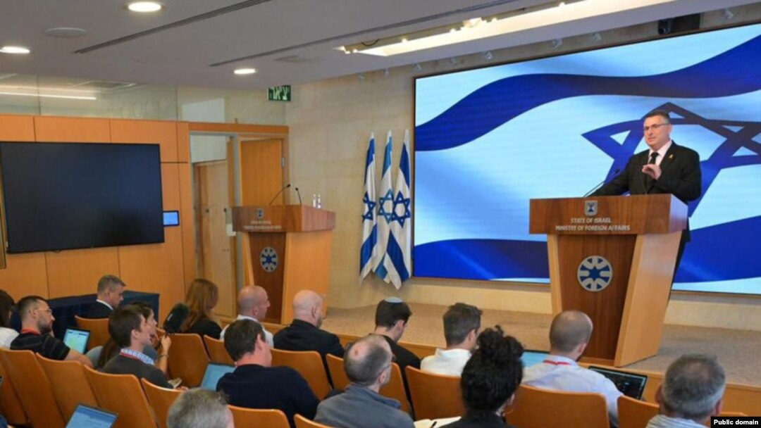 Wezîrê Derve yê Îsraîlê Gideon Sa'ar di pres konferanseke de di axife, 11 Mijdar,2024.
