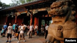 北京大學西校門。